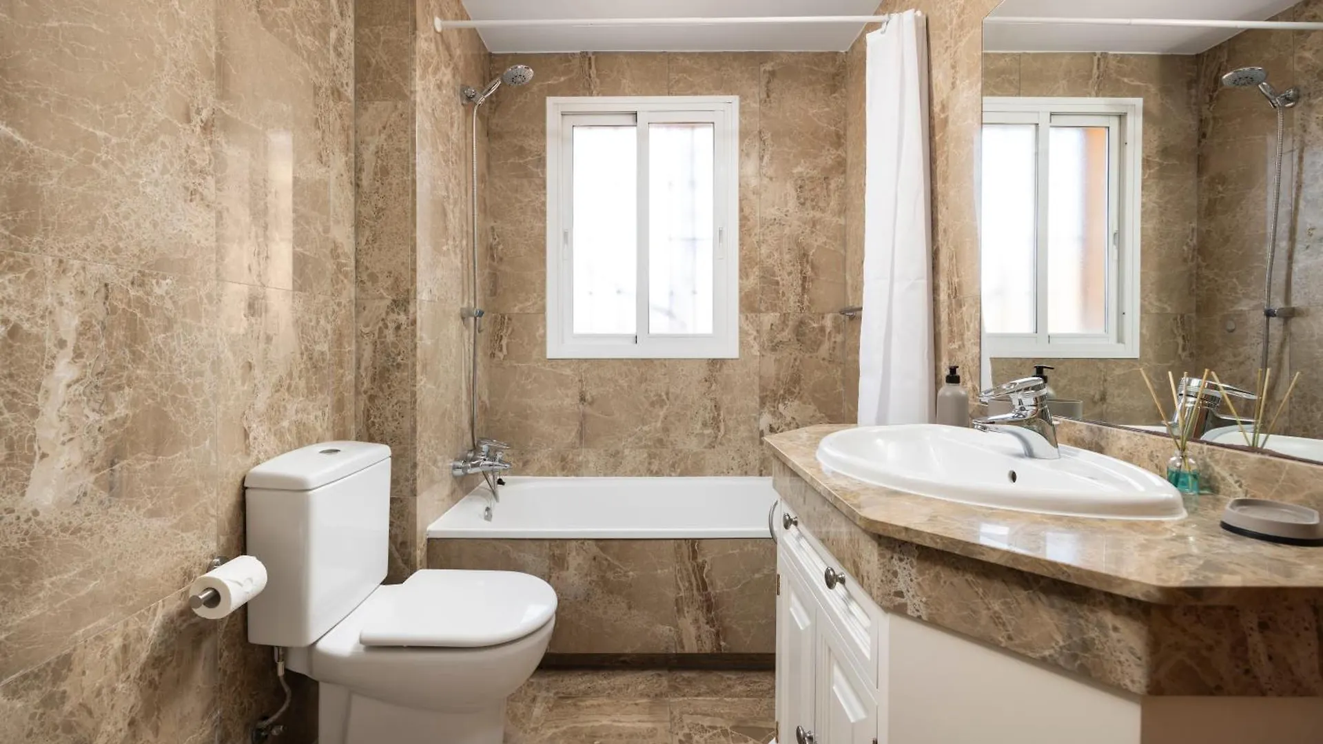 Сasa de vacaciones Bonita Casa Adosada En Esquina Estepona