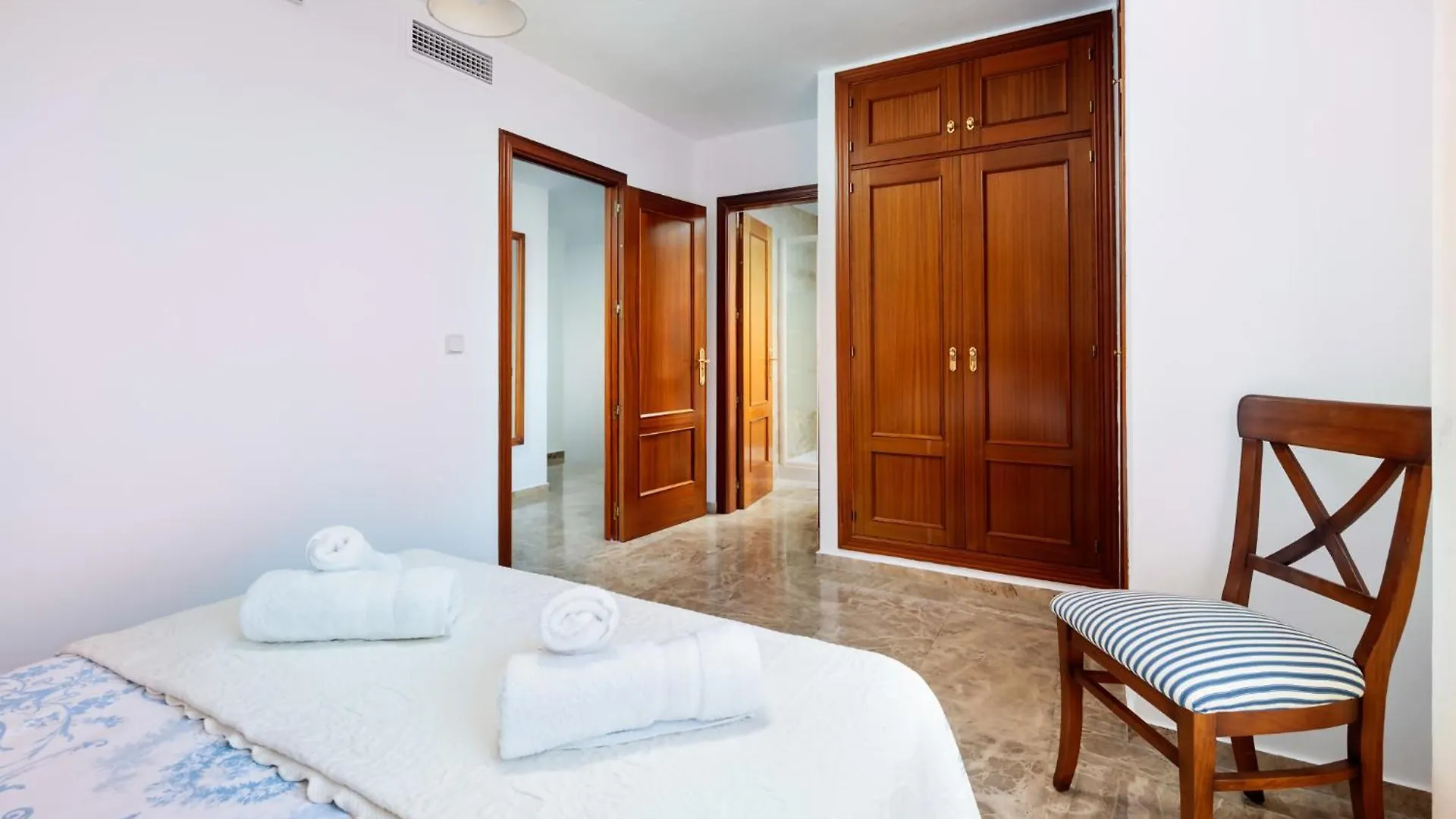 Bonita Casa Adosada En Esquina Estepona Сasa de vacaciones
