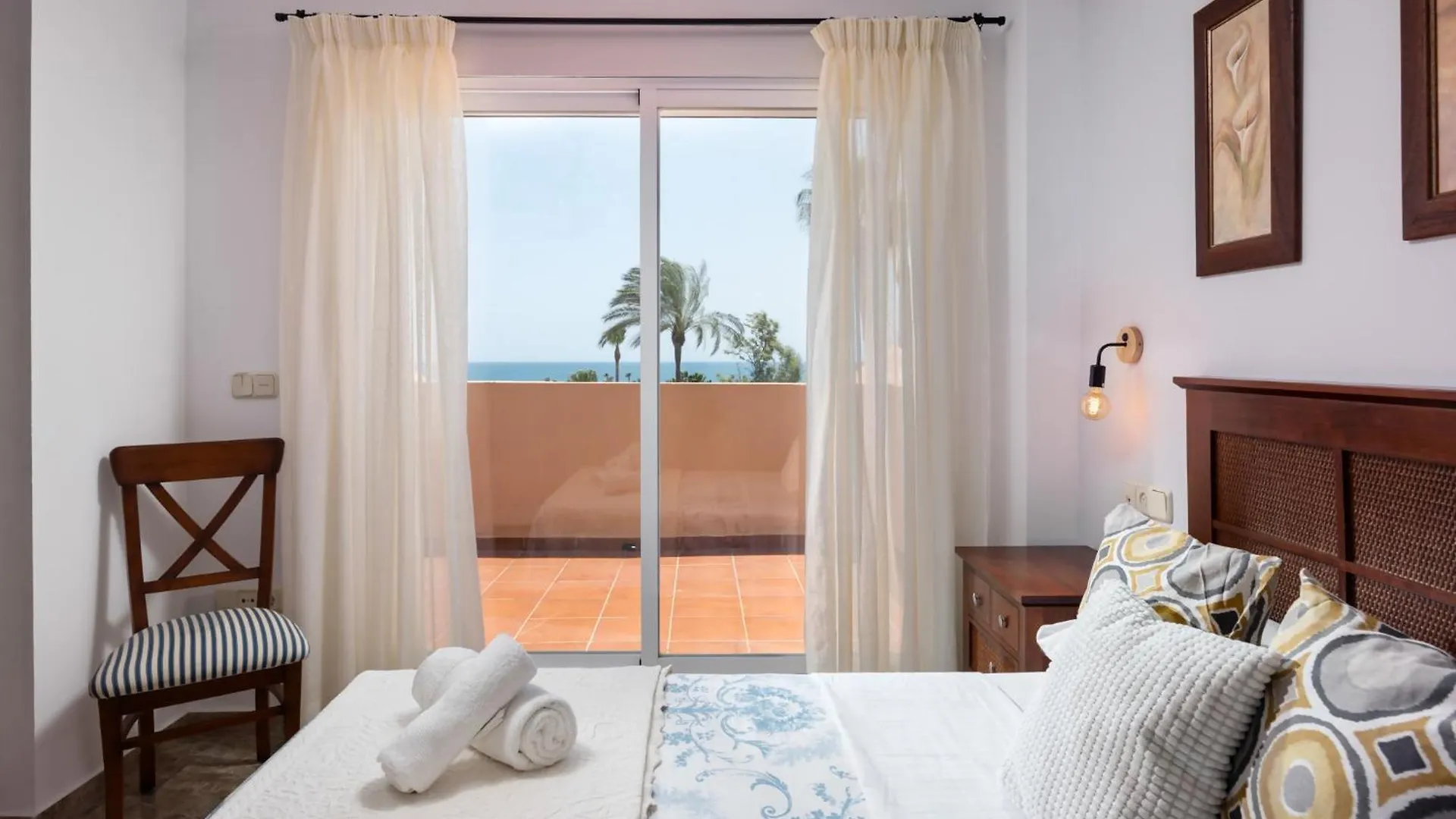 Bonita Casa Adosada En Esquina Estepona Сasa de vacaciones
